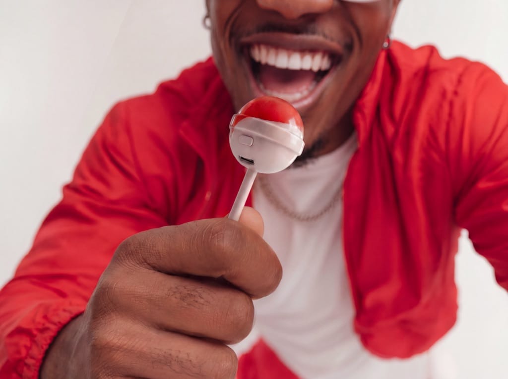 creapills's tweet photo. Chupa Chups transforme sa sucette en micro pour créateurs de contenu 🍭

La marque reprend la forme de sa célèbre sucette rouge et blanche pour en faire le Lollipop Mic, un vrai micro envoyé aux créateurs qui l'intègrent à leurs tournages.

Le résultat : un placement de produit inversé. La marque ne s'invite plus dans le contenu, elle devient l'outil qui le fabrique, et laisse ceux qui créent assurer sa diffusion.