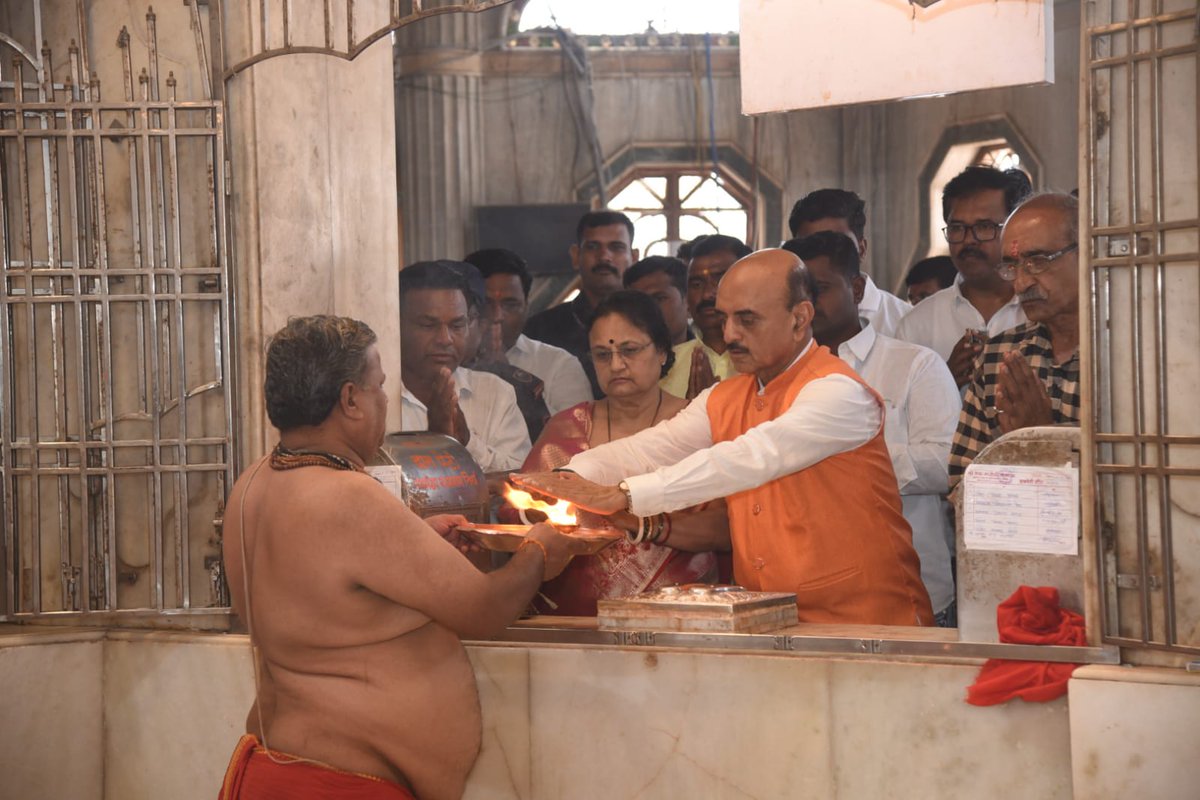 DrBhagwatKarad's tweet photo. वाढदिवसानिमित्त श्रीक्षेत्र भद्रा मारुती मंदिरात श्री हनुमंत रायाचे दर्शन घेऊन सर्वांच्या सुख, समृद्धी, उत्तम आरोग्य आणि मंगलमय भविष्यासाठी प्रार्थना केली.
#drkaradupdates https://t.co/58gzhcEB03