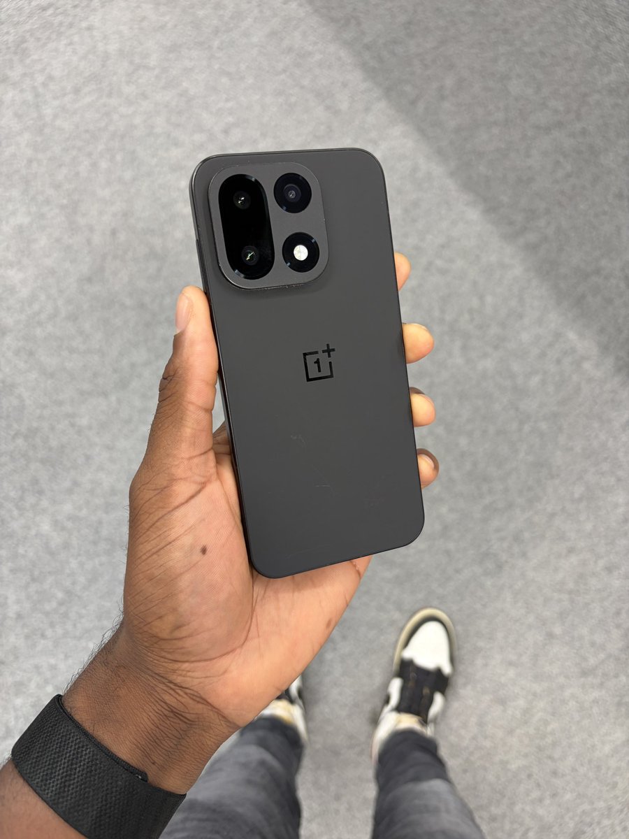 MKBHD's tweet photo. Yes, I've been daily driving OnePlus 15 since it came out. OnePlus might have the most phones in my personal phones of the past decade? And it looks like this will be my last one.

OnePlus announced they will officially no longer launch new products in North America or Europe. Software support will continue, but OxygenOS on these phones will turn into ColorOS. RIP

(my video on the downfall of OnePlus has aged well) https://t.co/bZq6WjoKwf