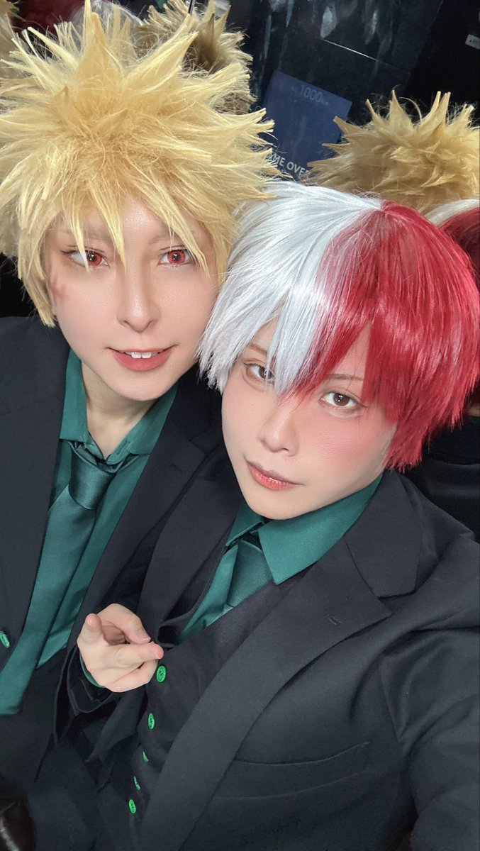 ynmyk9056's tweet photo. ⚠︎︎コス写真
📸制服／のりたまさん@Noritama141
     スーツ／自撮り

２年Ａ組。

MHA   とど..ろき  おコメさん
            爆..豪

なんだかんだで今年すごく遊んでいただけてて感謝感激雨あられ(古い)です。明日はこの組み合わせで浮世絵浴衣です、よろしくお願いします～。 https://t.co/IaPbXRvLx1