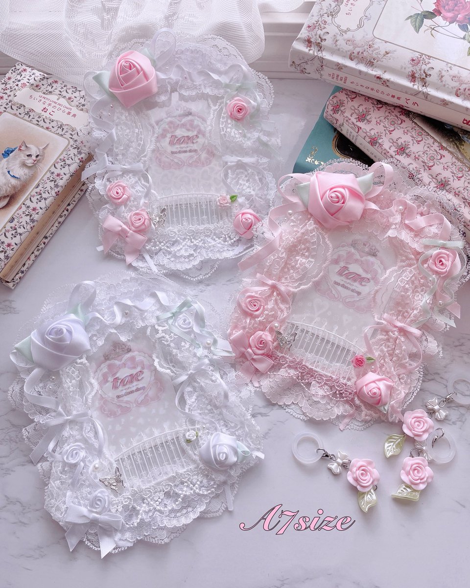 tae_decoshop's tweet photo. 🏰 𝑻𝒉𝒆 𝑹𝒐𝒔𝒆 𝑩𝒂𝒍𝒄𝒐𝒏𝒚​‌ 🌹

バラ園の中にあるお城のバルコニーをイメージしたトレカケースです🏰🌹𓏼˙₊🕊️
王子様やお姫様に꒰ ͒⸝⸝ᴗ . ᴗ⸝⸝ ͒꒱

🗓️販売は 7/17(金)21:00〜BASE
商品ページ公開後またポストします♡ ྀི
写真はインスタにもたくさん載せています🎀 https://t.co/iNgJAxGoU2