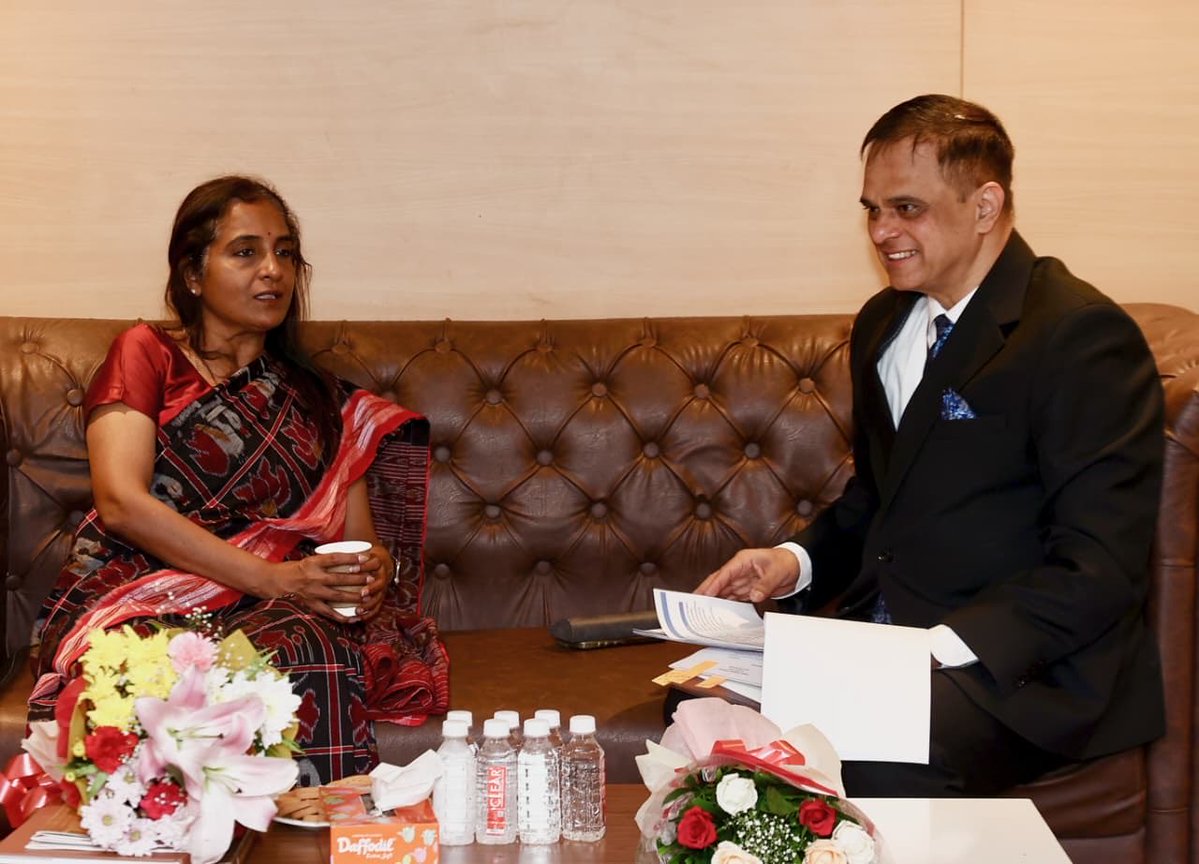 MEAIndia's tweet photo. Secretary (CPV & OIA), Smt. Sripriya Ranganathan, and Rajasthan Chief Secretary, Shri V. Srinivas, co-chaired the Videsh Sampark Programme in Jaipur today. 

The discussions focussed upon strengthening coordination between MEA and the State Government of Rajasthan in the spirit of cooperative federalism to foster  diaspora engagement, support to Indian students abroad, promote safe and ethical migration and to promote trade and investment ties.