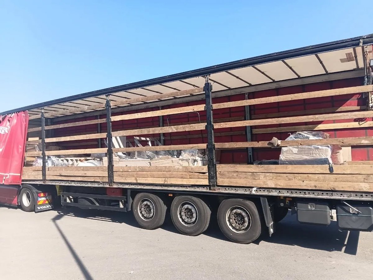 AideMedicaleUkr's tweet photo. Notre aide à l'Ukraine se poursuit. 2 camions rempli de matériaux de construction, de plomberie, d'électricité, de peinture... sont partis pour le centre de Caritas Drohobych. Il s'agrandit pour accueillir davantage de déplacés et de personnes en rééducation. Ce sont les 54 et 55eme camion depuis le début de l'année !
Merci aux Bricos du cœur pour leurs dons.
Aidez nous à continuer.
https://t.co/Gx59Gx7CsW
@choucroute_67 @AllaPoedie @Yavdoha