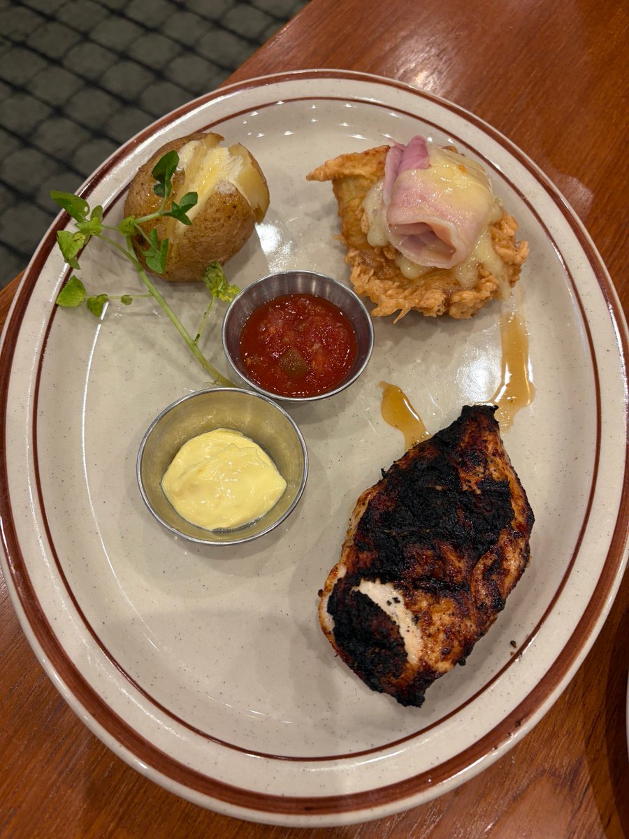 itumoari's tweet photo. シズラーで夜ご飯

#シズラーランドマークプラザ #Sizzler #みなとみらい #夜ご飯 https://t.co/DMw9ZJm0zj
