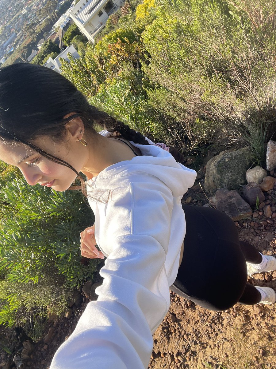 jadeinthesunn's tweet photo. A cute hike 💐 https://t.co/fShWSawKje