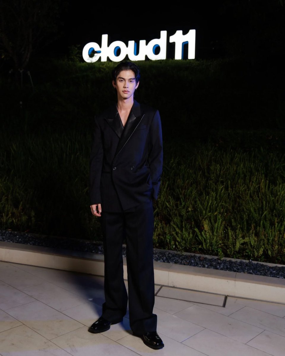 VogueThailand's tweet photo. #VogueReport เปิดตัวอย่างเป็นทางการ! Cloud 11 ครีเอทีฟแลนด์มาร์กใหม่แห่งย่านสุขุมวิทใต้

บนพื้นที่กว่า 250,000 ตารางเมตร Cloud 11 ได้เปิดตัวแล้วอย่างเป็นทางการ ในฐานะครีเอทีฟแลนด์มาร์กแห่งใหม่ของประเทศไทยและภูมิภาคเอเชีย ที่รวบรวมศิลปะ ความบันเทิง วัฒนธรรม อาหาร เทคโนโลยี และไลฟ์สไตล์ไว้ด้วยกันในจุดหมายเดียว ซึ่งด้านในโครงการจะประกอบไปด้วยพื้นที่แห่งการสร้างสรรค์ลากหลายรูปแบบ ไม่ว่าจะเป็นสตูดิโอผลิตคอนเทนต์และดนตรี แกลเลอรี พื้นที่จัดอีเวนต์ โรงภาพยนตร์ ร้านอาหารและเครื่องดื่ม ไปจนถึงร้านค้าชั้นนำและกิจกรรมประจำสัปดาห์อีกมากมาย ภายใต้แนวคิด “บ้านหลังใหม่” พร้อมจัดงาน Open House ฉลองการเปิดตัวอย่างเป็นทางการ โดยมีบรรดาเซเลบริตี้ชื่อดังเข้าร่วมงานกันอย่างคับคั่ง อาทิ 'ไบร์ท-วชิรวิชญ์' @bbrightvc , 'ภูวินทร์-ตั้งศักดิ์ยืน' @phuwintang , 'ตู-ต้นตะวัน' @tontawan_t , 'เจเจ-กฤษณภูมิ' @JJksnp , 'ต้าเหนิง-กัญญาวีร์', 'เจมส์-ธีรดนย์' รวมถึง 'เจนัส-ศิระ' @janusiraa , 'จีวัท-จีรวัฒน์ @Jeewath01 และ 'จูเนียร์-ปริยะ' @jrxpry7 สามหนุ่มจากวง VVV @VVV_theofficial และอีกมากมาย ท่ามกลางบรรยากาศแห่งการเฉลิมฉลองที่เต็มไปด้วยสีสันและความสนุกสนานตลอดค่ำคืน #Cloud11OpenHouse #Cloud11 #AsiasCreativeCapital

Photo: Courtesy of Cloud 11