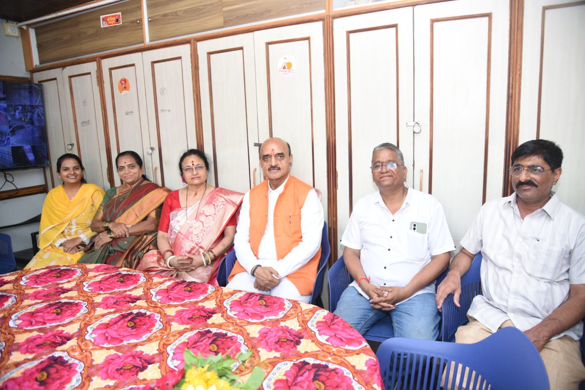DrBhagwatKarad's tweet photo. श्री घृष्णेश्वर ज्योतिर्लिंग मंदिर, वेरूळ
वाढदिवसानिमित्त श्री घृष्णेश्वर ज्योतिर्लिंगाचे दर्शन घेऊन अभिषेक व महाआरती केली. भगवान महादेवांच्या चरणी सर्वांच्या सुख, समृद्धी, उत्तम आरोग्य आणि मंगलमय भविष्यासाठी प्रार्थना केली.
#drkaradupdates https://t.co/GwyUOUlPs3