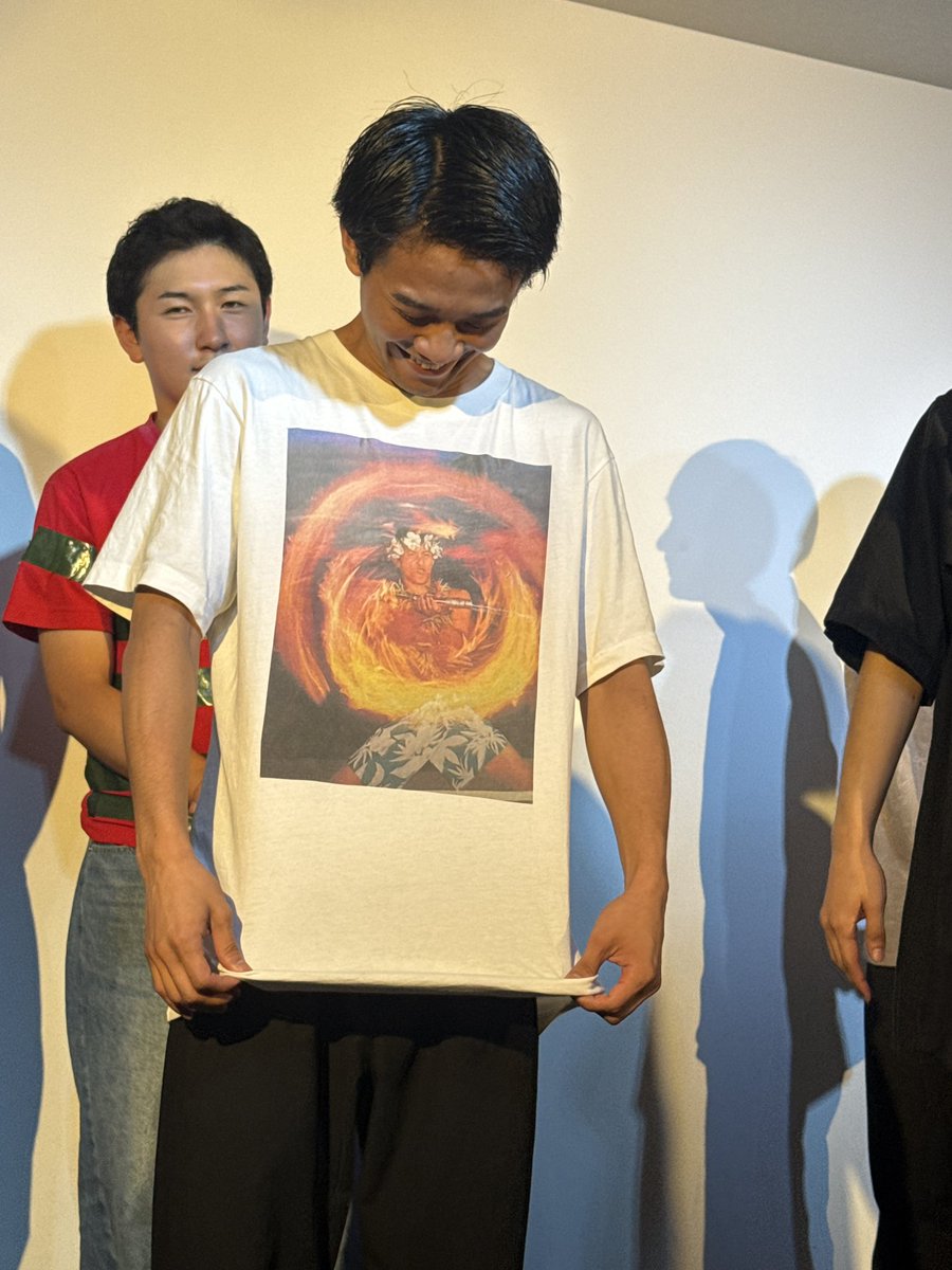 tumukoDecember's tweet photo. 顔も覚えていないお父さんの唯一の写真のTシャツを相方が着てると言うコンビ🤭 https://t.co/sl8Vd2xos2
