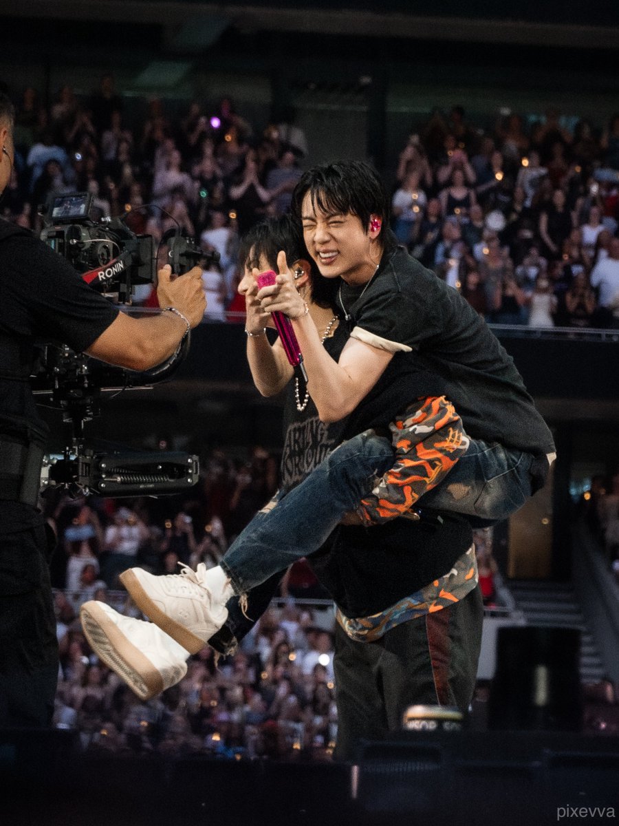 pixevva's tweet photo. Jin, V, Jungkook 
BTS WORLD TOUR ARIRANG in London D1
📸 @pixevva

#방탄소년단 #BTS
#BTS_WORLDTOUR_ARIRANG
#BTS_WORLDTOUR_ARIRANG_EUROPE
#BTS_WORLDTOUR_ARIRANG_LONDON https://t.co/PcRg6e91gX