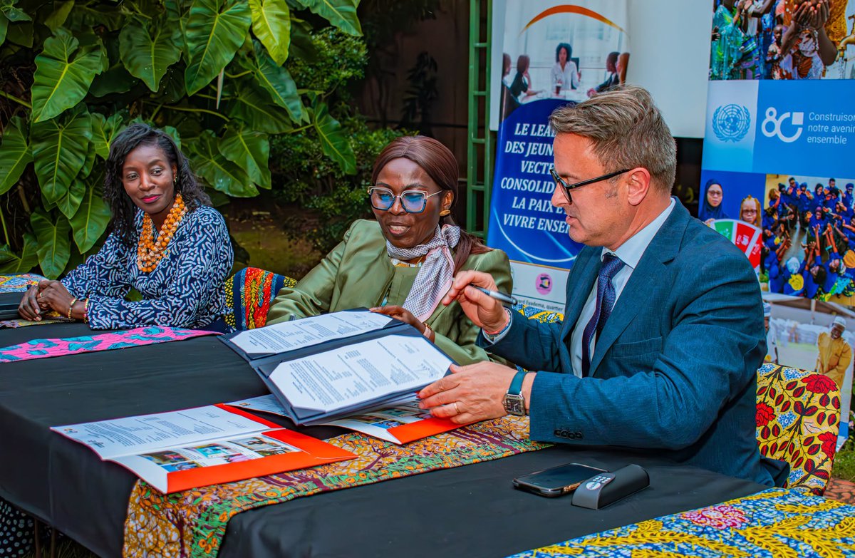UN_Togo's tweet photo. En visite au Togo, S.E. M. @Xavier_Bettel , Vice-Premier Ministre du Luxembourg a signé avec @EliseKakam Représentante résidente de @UNFPA_TOGO un accord de financement pour de « Nouvelles perspectives pour les jeunes femmes universitaires au Togo ».
#LuxAid @gouv_lu https://t.co/oqooOdoyK2