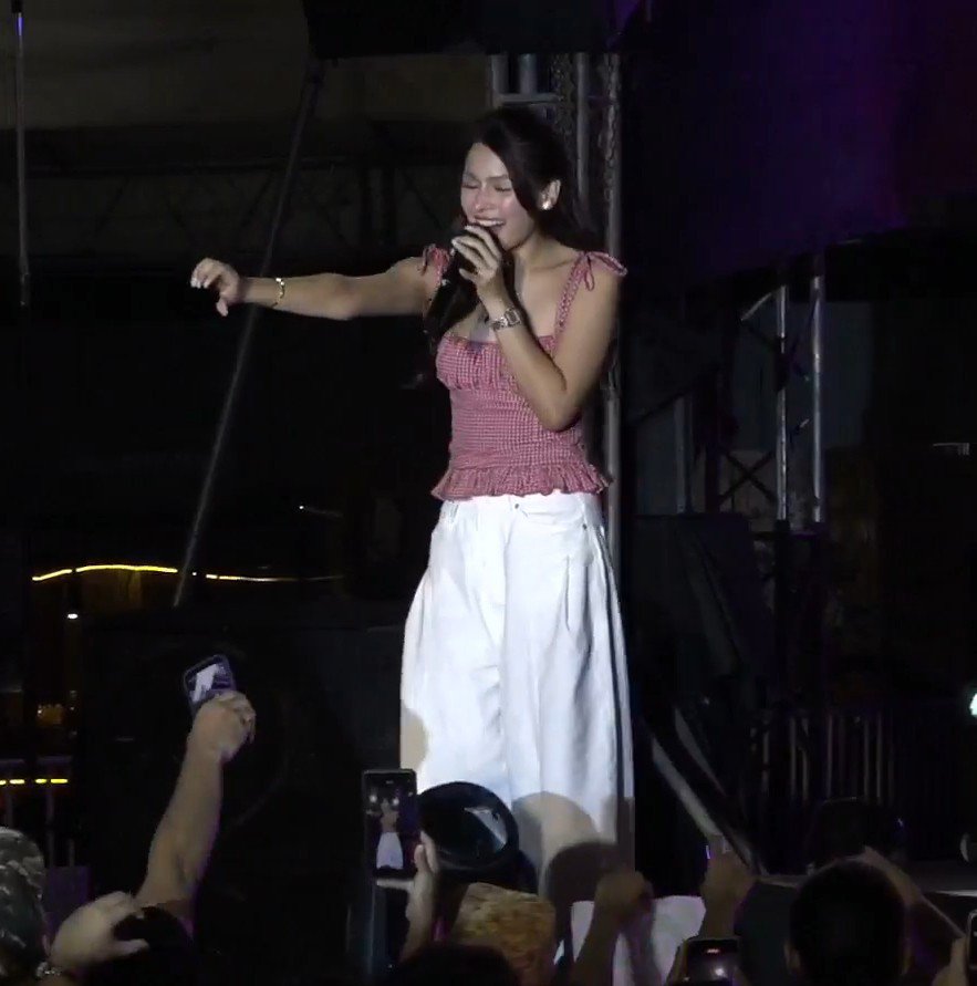 dream_no_24's tweet photo. NAPAKACUTE MO AZA BWHAHAHAHAHA THIS SONGERIST 

AZ ROCKS TNALAK FEST https://t.co/Oe2inucynf
