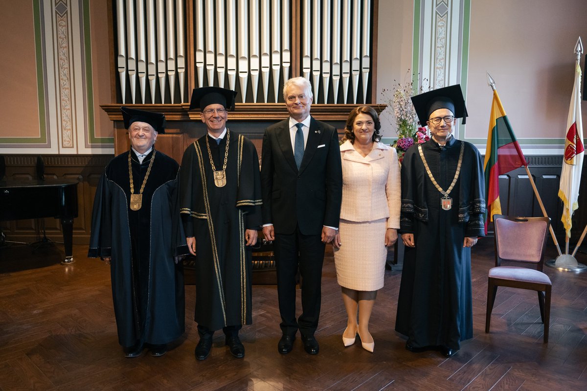 GitanasNauseda's tweet photo. Congratulations to 🇱🇻 President @edgarsrinkevics on receiving the Honorary Doctorate of Klaipėda University.

This distinction reflects your personal achievements as well as the strong intellectual, academic, and cultural ties between Lithuania and Latvia.

Rooted in our shared Baltic heritage and strengthened by our cultural togetherness, these ties inspire more joint research projects, especially in historical memory, cultural identity, and Baltic language studies.