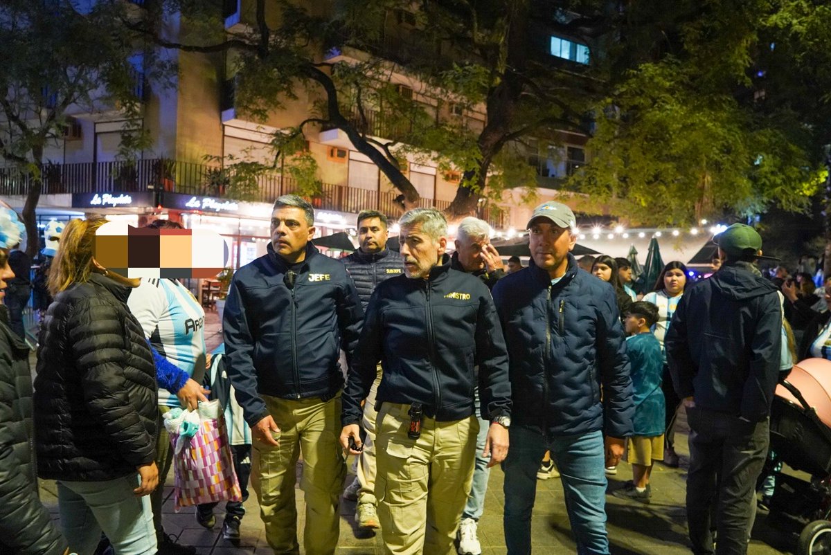 minsegcba's tweet photo. FESTEJOS POR LA SELECCIÓN: MÁS DE 80 MIL PERSONAS CELEBRARON EN CÓRDOBA

🔹El ministro de Seguridad @QuinterosJP y el jefe de la @PoliciaCbaOf , Marcelo Marín, supervisaron el operativo especial desplegado en el Patio Olmos y otros puntos de concentración, donde más de 80 mil personas participaron de los festejos por el triunfo de @Argentina .

🔸El dispositivo preventivo permitió acompañar el desarrollo de la celebración y actuar ante los hechos delictivos registrados. Como resultado, 28 personas fueron detenidas, se receptaron 20 denuncias por robo de teléfonos celulares, cinco efectivos policiales resultaron lesionados durante las intervenciones y se retiraron más de 3.100 bebidas alcohólicas del perímetro de seguridad.

✔️Desde el Ministerio de Seguridad se remarcó que el operativo estuvo orientado a garantizar que la inmensa mayoría de los vecinos pudiera celebrar con tranquilidad, actuando únicamente contra quienes protagonizaron robos, daños, disturbios y otros hechos de violencia.

👮🏻La Policía de Córdoba desplegó un amplio dispositivo preventivo para proteger a los asistentes, preservar el orden público y brindar una respuesta inmediata cuando las circunstancias lo requirieron.