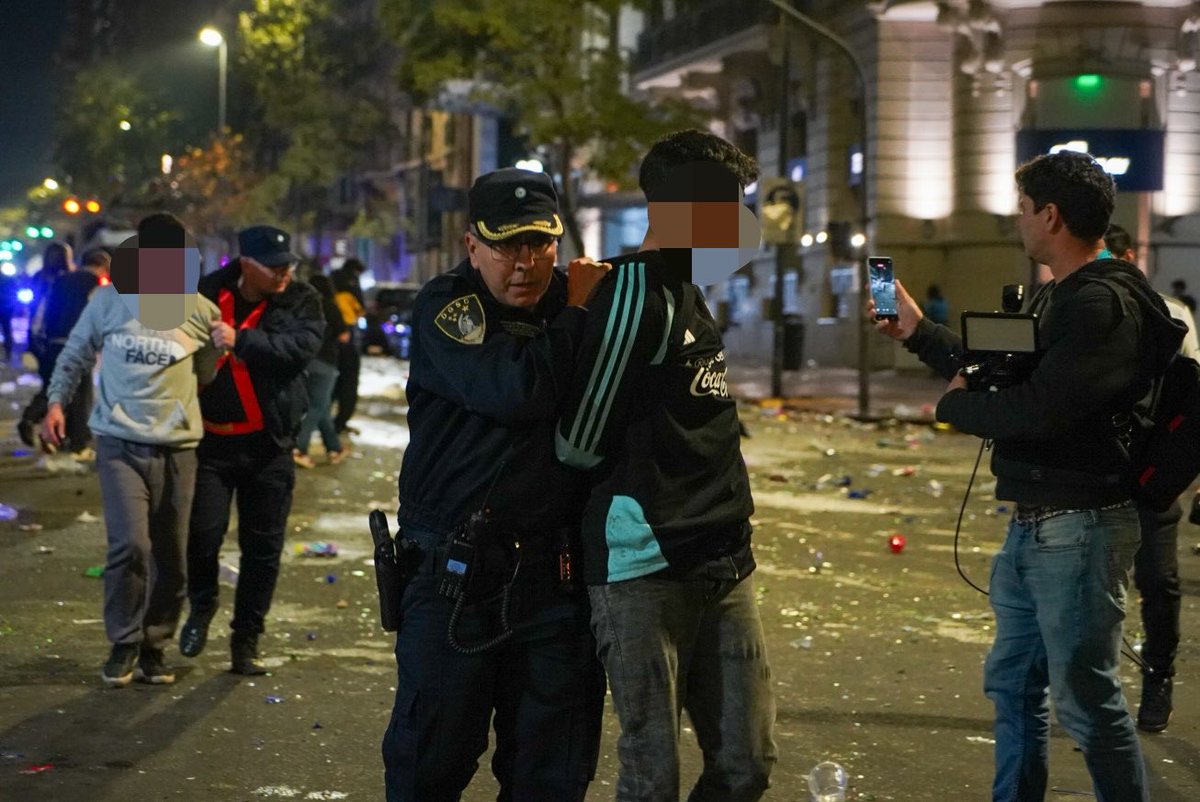 minsegcba's tweet photo. FESTEJOS POR LA SELECCIÓN: MÁS DE 80 MIL PERSONAS CELEBRARON EN CÓRDOBA

🔹El ministro de Seguridad @QuinterosJP y el jefe de la @PoliciaCbaOf , Marcelo Marín, supervisaron el operativo especial desplegado en el Patio Olmos y otros puntos de concentración, donde más de 80 mil personas participaron de los festejos por el triunfo de @Argentina .

🔸El dispositivo preventivo permitió acompañar el desarrollo de la celebración y actuar ante los hechos delictivos registrados. Como resultado, 28 personas fueron detenidas, se receptaron 20 denuncias por robo de teléfonos celulares, cinco efectivos policiales resultaron lesionados durante las intervenciones y se retiraron más de 3.100 bebidas alcohólicas del perímetro de seguridad.

✔️Desde el Ministerio de Seguridad se remarcó que el operativo estuvo orientado a garantizar que la inmensa mayoría de los vecinos pudiera celebrar con tranquilidad, actuando únicamente contra quienes protagonizaron robos, daños, disturbios y otros hechos de violencia.

👮🏻La Policía de Córdoba desplegó un amplio dispositivo preventivo para proteger a los asistentes, preservar el orden público y brindar una respuesta inmediata cuando las circunstancias lo requirieron.