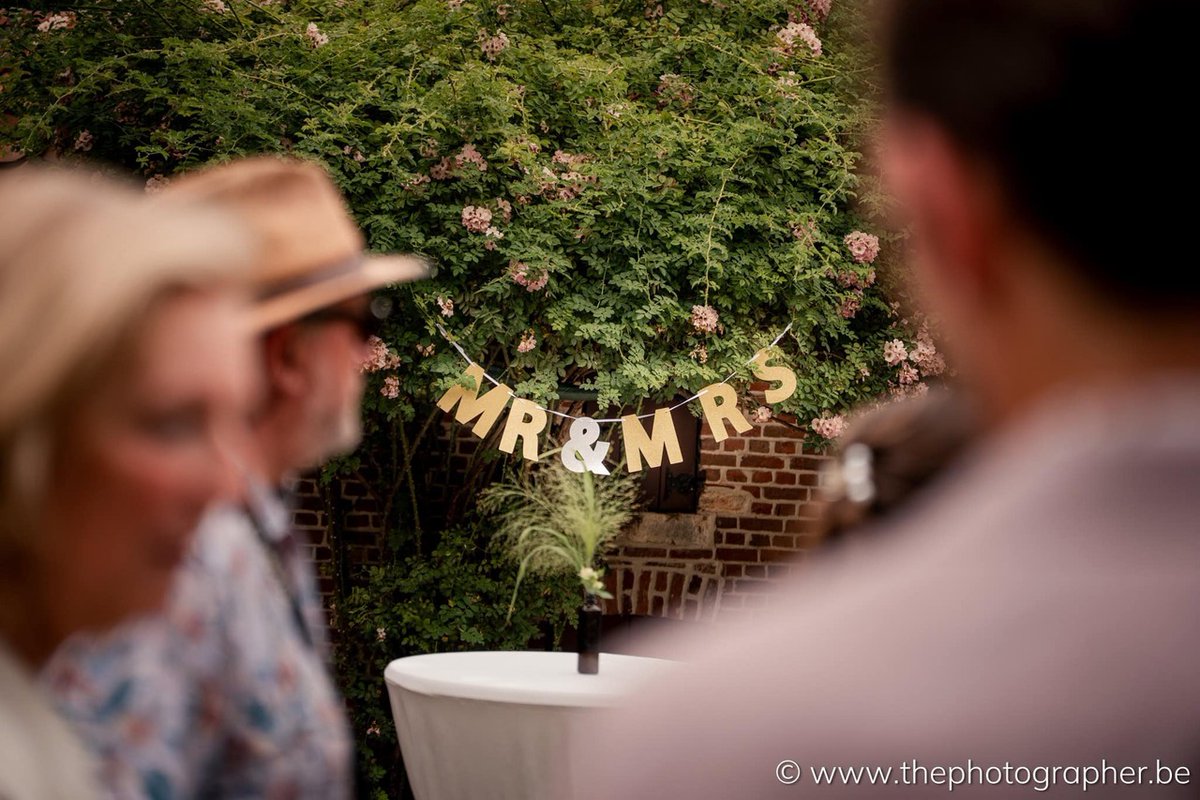 yvesrecour's tweet photo. 'Mr &amp; Mrs', een nieuwe foto van The Photographer. Lees hier het achterliggende verhaal: https://t.co/9FdFmFATSU https://t.co/U3GxKyMgnj