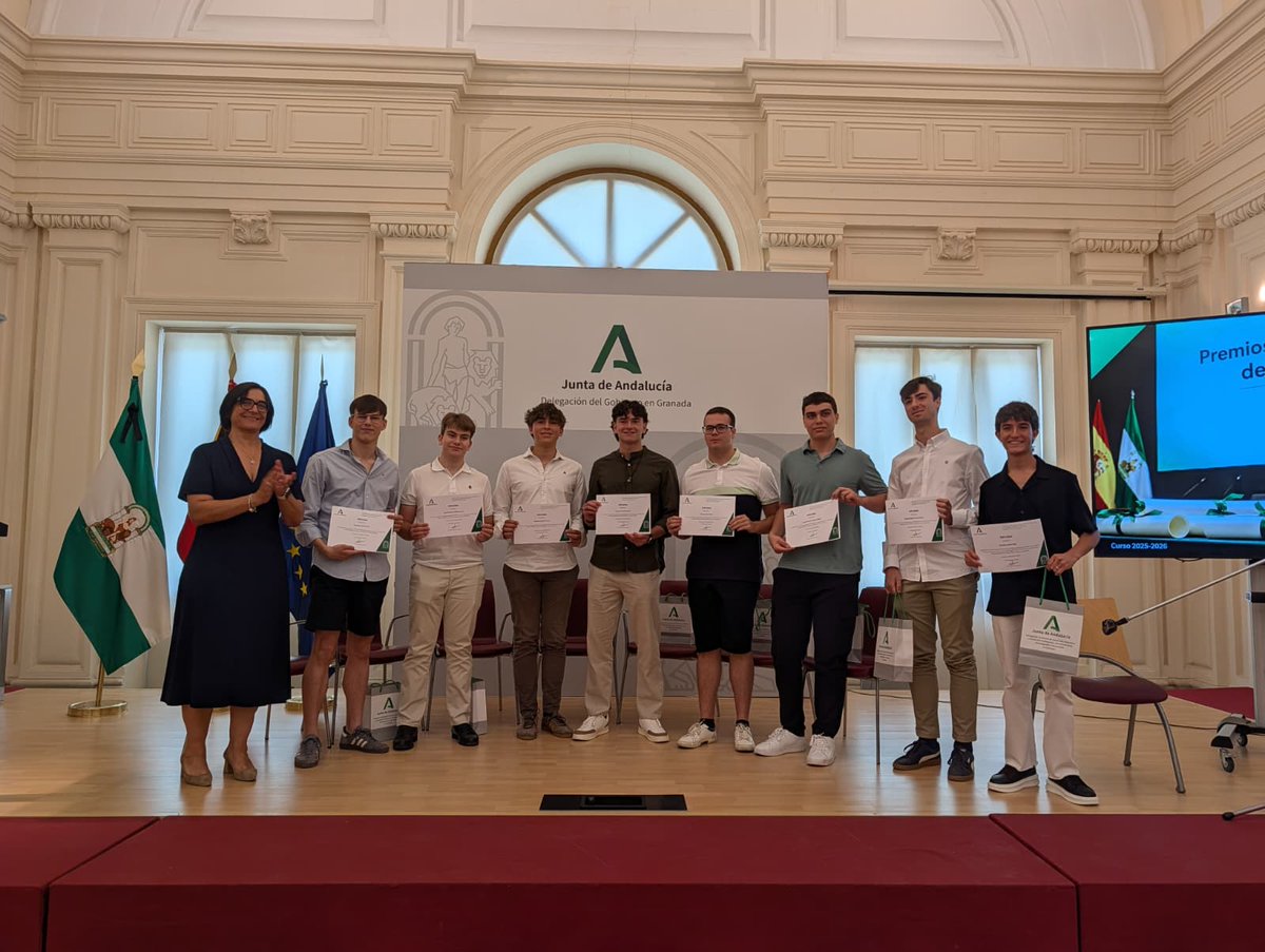 JuntaGranada's tweet photo. La delegada de @EducaAnd, @MariaJoseBaza, preside la entrega de los Premios Extraordinarios de Bachillerato 2025/2026, un reconocimiento a la excelencia académica de siete estudiantes de la provincia de Granada.👏 ¡Enhorabuena a todos los premiados! 🎓 #Granada #Educación https://t.co/nvikafq7dj