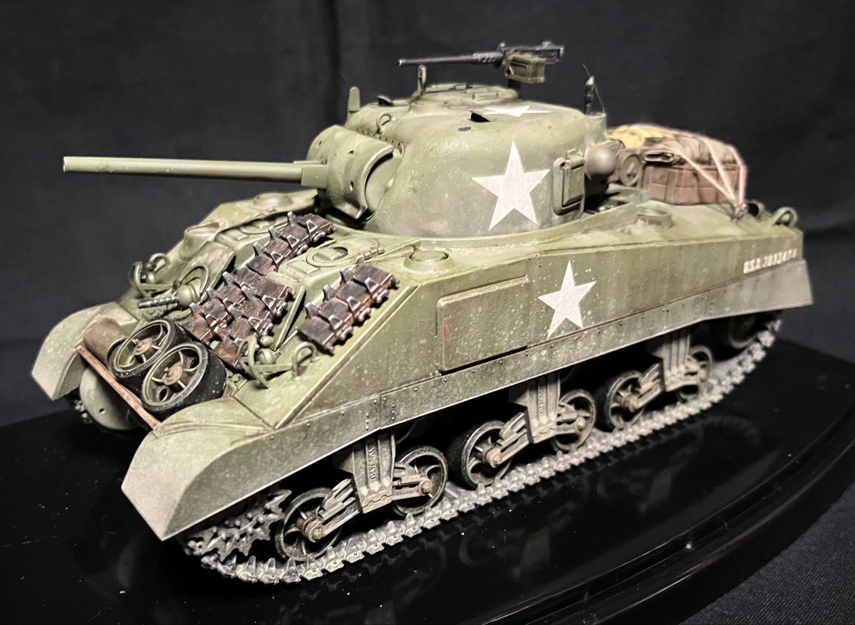 Pirosi03's tweet photo. 完成品報告
タミヤ1/35 M4シャーマン 初期型 完成しました！

前回のM4A3シャーマンが楽しすぎてシャーマン戦車をもう一つ作っちゃいました😊改めてタミヤのプラモデルはスゴイと感じました！

山梨市プラモデル展示会でもシャーマン合わせが出来て楽しかったです🤣 https://t.co/xfwlEfMRb1