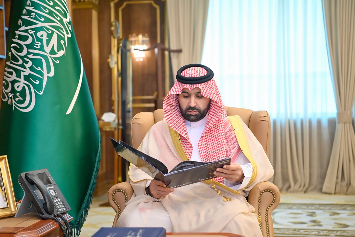 jazangov's tweet photo. سمو أمير منطقة جازان
#محمد_بن_عبدالعزيز
يتسلّم التقرير السنوي لأعمال بيت الثقافة بالمنطقة لعام 2025م.
جرى ذلك خلال استقبال سموه للمدير التنفيذي  سلمان دريب. https://t.co/u2d88s0U7a