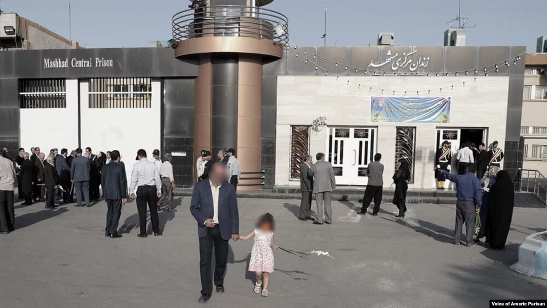 AlinejadMasih's tweet photo. امروز پیامی از پشت دیوارهای بلند بند ۲ زندان وکیل‌آباد مشهد به دستم رسید. پیام کسانی که در سیاه‌چال فراموشی، یک چیز از ما می‌خواهند:
«صدای ما باشید؛ ما را فراموش نکنید.»

​بند ۲ وکیل‌آباد، تصویری عریان از شکنجه خاموش است:

- ​بندی با ظرفیت ۳۰۰ نفر، امروز محل دفن زندهٔ ۷۰۰ انسان است! اتاق‌های ۱۵ نفره که بیش از ۳۰ نفر را در خود جای داده‌اند.

- ​سهم ۷۰۰ نفر، تنها ۱۲ سرویس بهداشتی و ۱۴ دوش حمام است. ۱۶ کابین تلفن برای جمعیتی که روزها در حسرت شنیدن صدای خانواده خود می‌سوزند.

​- بندی آلوده به ساس، شپش و حشرات؛ بدون ذره‌ای رسیدگی پزشکی. بدتر از آن، تفکیک جرایم عامدانه نقض شده است؛ زندانیان سیاسی را در میان مجرمان خطرناک رها کرده‌اند تا امنیت جانی و روانی‌شان هر لحظه در خطر باشد.

​پیام‌شان کوتاه، اما تکان‌دهنده بود: «صدای ما باشید؛ به‌ویژه صدای بچه‌هایی که زیر سایه شوم حکم اعدام نفس می‌کشند.»

​آزادی‌خواهان بند ۲ وکیل‌آباد اتمام حجت کرده‌اند؛ اگر این وضعیت ضدبشری تغییر نکند، جان خود را به سنگر اعتصاب غذا تبدیل خواهند کرد.

با تمام توان، طنین صدای شما خواهم بود. شما که سنگین‌ترین تاوان را برای آزادی و کرامت انسانی همه ما پرداخته‌اید. تنهایتان نمی‌گذاریم.

#زندان_وکیل_آباد #زندانیان_سیاسی