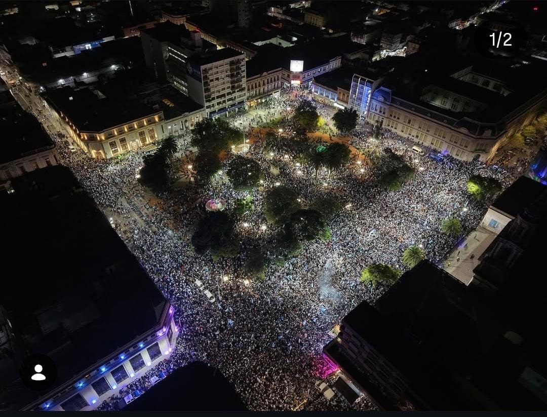 Egon1703's tweet photo. Plaza de Mayo, Paraná . Locura total . https://t.co/TT3gXcYv7h
