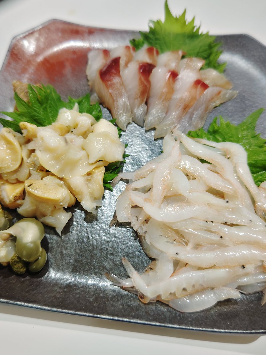risata6242's tweet photo. 🍶もいくよぉ〜♪♡⸜(ˆᗜˆ˵ )⸝♡

［写楽 赤磐雄町］
純米吟醸 生酒
宮泉銘醸 福島県

やわらかい雄町最高～♪
(　ﾟдﾟ)ん〜まっ♪

アテ
［自家製黒鯛昆布〆］
［殻割りを失敗したツブ貝］
［偶然出会ったの白エビ］
［めばち鮪カマ］

乾杯です♪(ㅅ´ ˘ `) https://t.co/oo7hg3SqiF