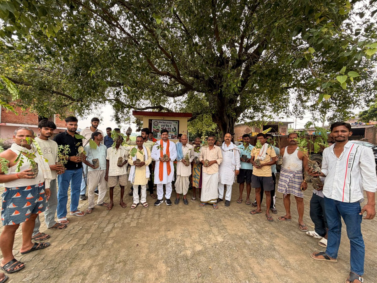 RajeshPandey53's tweet photo. 🌱 "एक पेड़ माँ के नाम" — प्रकृति, मातृत्व और भविष्य के प्रति हमारी श्रद्धा। 🌱

आज गोरखपुर के ग्राम सहजना में माननीय प्रधानमंत्री श्री नरेंद्र मोदी जी के आह्वान पर "एक पेड़ माँ के नाम" वृक्षारोपण महा अभियान–2026 में सम्मिलित होने का सौभाग्य प्राप्त हुआ।

 #Vriksharopan2026 #bjp https://t.co/HQOPB7qAyv