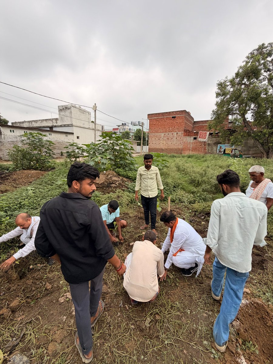 RajeshPandey53's tweet photo. 🌱 "एक पेड़ माँ के नाम" — प्रकृति, मातृत्व और भविष्य के प्रति हमारी श्रद्धा। 🌱

आज गोरखपुर के ग्राम सहजना में माननीय प्रधानमंत्री श्री नरेंद्र मोदी जी के आह्वान पर "एक पेड़ माँ के नाम" वृक्षारोपण महा अभियान–2026 में सम्मिलित होने का सौभाग्य प्राप्त हुआ।

 #Vriksharopan2026 #bjp https://t.co/HQOPB7qAyv