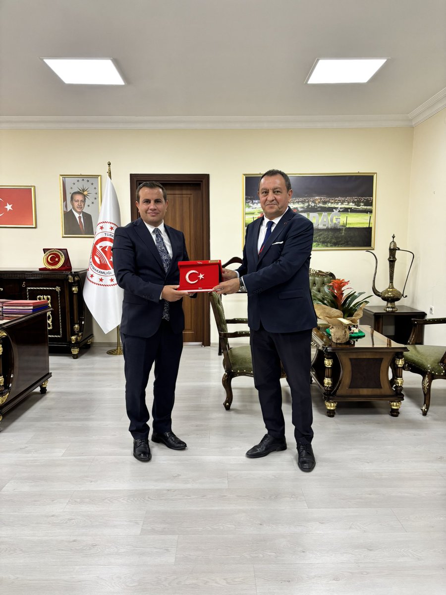 EmirdagKaymakam's tweet photo. Gömü Belediye Başkanı Ramazan Eryıldız, ilçemize yeni atanan Kaymakamımız Adem Topaca’yı makamında ziyaret ederek hayırlı olsun dileklerini iletti. https://t.co/aTfWEh91YE