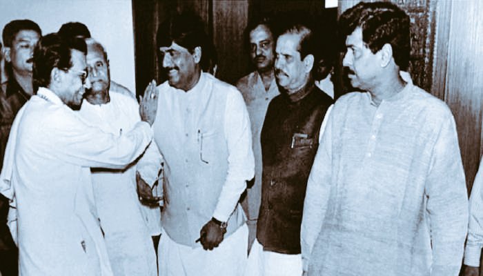 VigilGuy's tweet photo. @_MeRasik_ @ShelarAshish 🤣😎 संघोटे चड्डीराव इतकी वर्षे वाघा सोबत होते. 
दोन वरून आज जे काही आहेत ते, शिवसेनेचे गद्दार दलबदलू मिंधे सारखे पळवून.
आता बेशरम कुरेशी आणि इतर पगारी नोकर संघोटे विचारात काय केले ?? 
कमळाबाई मग काय हलवत होती का ?? https://t.co/MnsE3RD6Cz