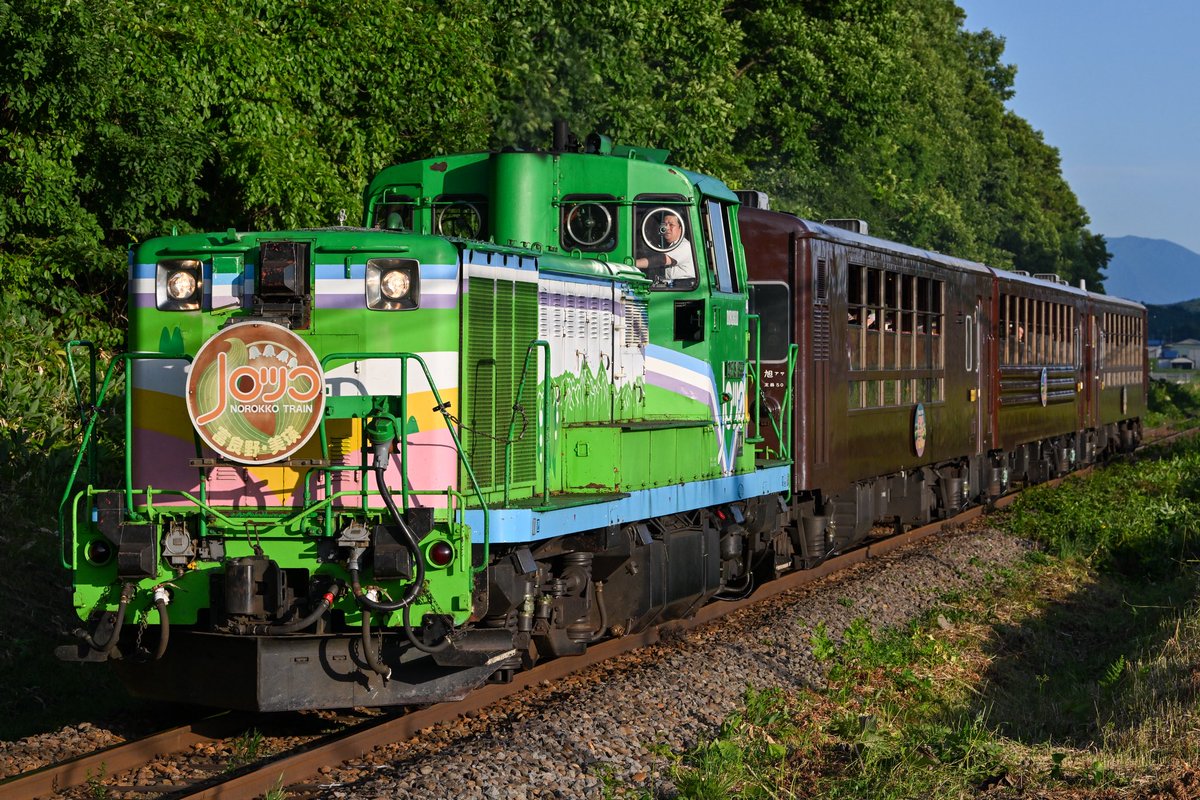 chw_25's tweet photo. 2026/7/16
9433レ・9436レ(富良野・美瑛ノロッコ号)
DE15 1533+ 50系客車3両

やっとラベンダー撮れた！ https://t.co/UfgfmmPrnc