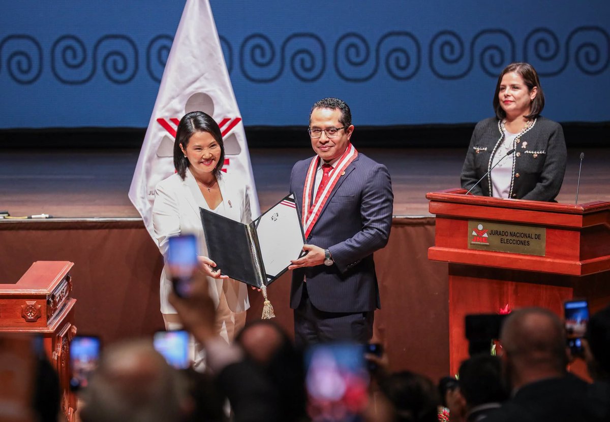 WILLI8ROJAS's tweet photo. Keiko Fujimori y la estrategia de la fragmentación: La participación de más 36 candidatos fragmentaron el voto, asegurando su pase a la segunda vuelta. Finalmente, cerca de 49 mil votos emitidos por peruanos en el extranjero determinó llegar al poder. #Política https://t.co/8tn77lITKP