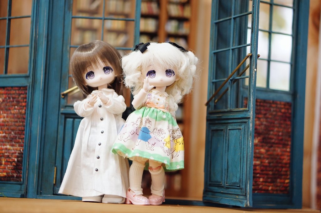 emptyegg11's tweet photo. 実はうちにもひょんなことからボニバニ６ちゃん来ました😳
とりあえずうちにあったウイッグとベッツィーサイズのお洋服着せてみた😳（右がうちのこ）
森庭に連れてってお写真撮って来ました📷️✨ https://t.co/qYiGrUEVWq