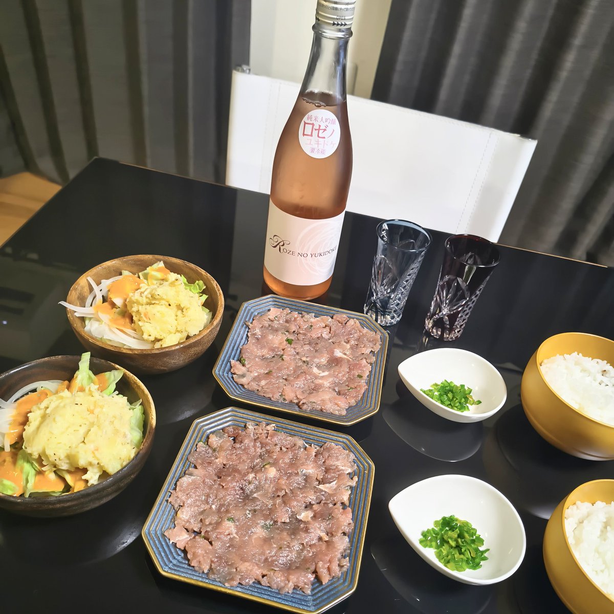 andrew_tk666's tweet photo. 鰹のまご茶飯。鰹の身に鰹節の出汁をかける行為が、なんか死者(魚)が甦りそうで黒魔術みを感じる。禁忌の術かもしれない。#晩酌 #日本酒 #ロゼの雪どけ #尾瀬の雪どけ https://t.co/Gy2fGudLcB