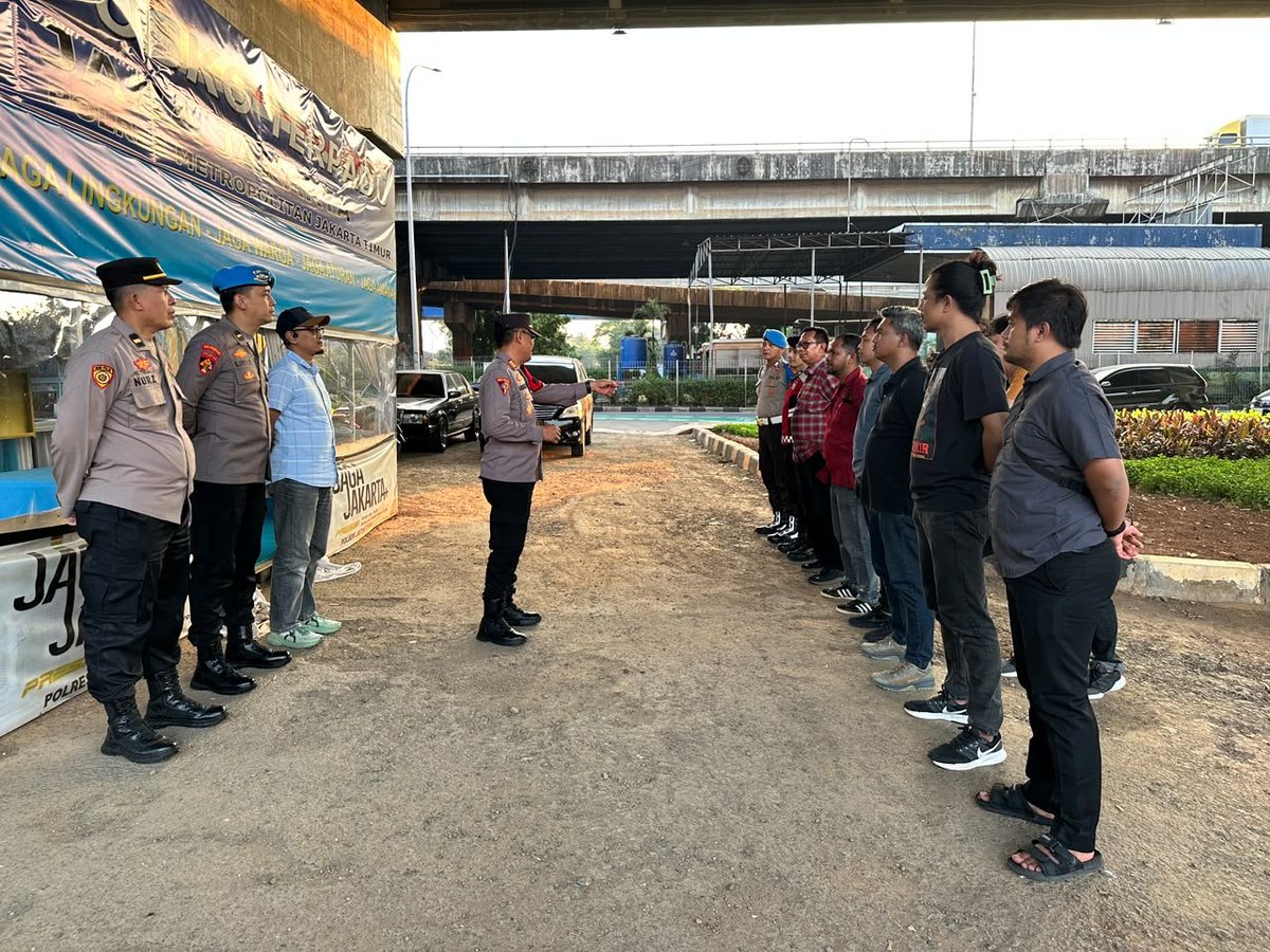 HumasPolsekJat2's tweet photo. APEL GABUNGAN POLRES METRO JAKARTA TIMUR DAN POLSEK JATINEGARA DALAM RANGKA ANTISIPASI TAWURAN DI POS TERPADU RUMAH POMPA SAMPING PINTU TOL PEDATI KEL. CIPINANG BESAR UTARA KEC. JATINEGARA JAKARTA TIMUR https://t.co/p1r2hXu5u6