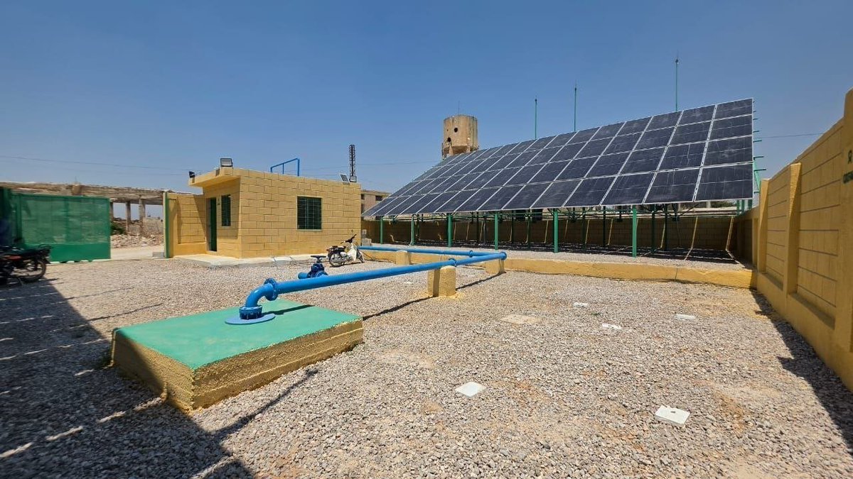 hamaaGov1's tweet photo. الطاقة الشمسية تدعم استدامة مياه الشرب في كفرنبودة

أنجزت المؤسسة العامة لمياه الشرب والصرف الصحي في حماة، بالتعاون مع منظمة "أوكسفام"، مشروع إعادة تأهيل محطة ضخ كفرنبودة وتركيب منظومة طاقة شمسية حديثة، لتعزيز استدامة تشغيل المحطة وتحسين واقع مياه الشرب في ريف حماة.

ويتضمن المشروع تركيب مضخة غاطسة جديدة ومنظومة طاقة شمسية باستطاعة تقارب 58 كيلوواط، بما يرفع كفاءة الضخ ويضمن وصول المياه النظيفة بصورة أكثر استقرارًا، لتطوير البنية التحتية وتعزيز جودة الخدمات المقدمة للأهالي.

#محافظة_حماة