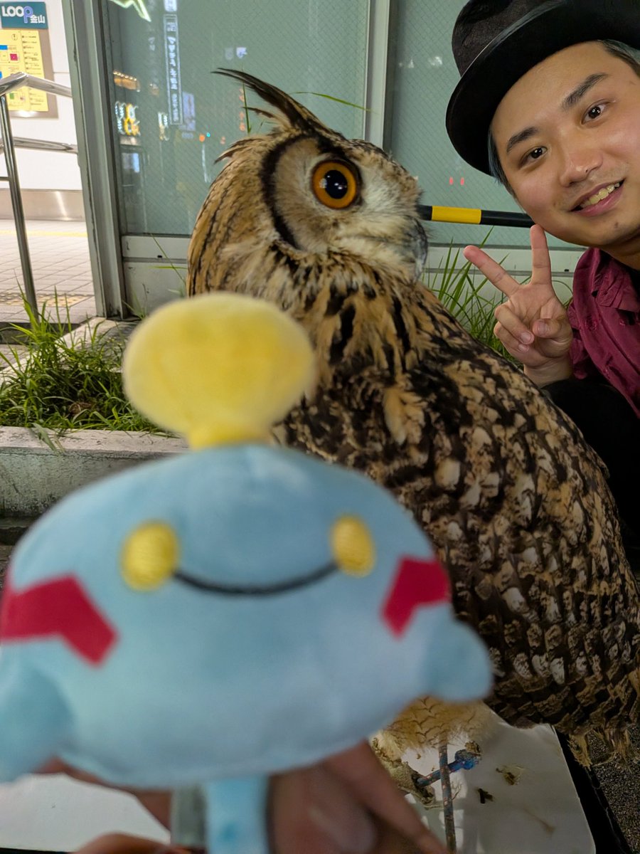 Jouzan23's tweet photo. 駅前でホーホーとマジックしてたお兄さん🎩

マジックももちろん凄いんだけど
ぬい撮りさせてもらってですか？って
ぬい出した瞬間チリーンだ！って秒で反応された😳

只者じゃねぇ… https://t.co/rIdyItiLkY