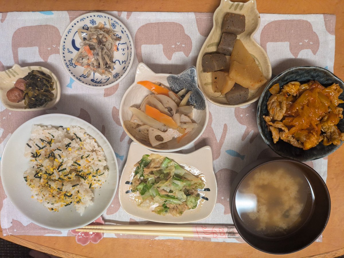 ArturGalata's tweet photo. 我が名はアルトゥル！！日本食を勉強中の日本推しラトビア人！！日本食を素敵に見せるポイントは『小鉢』であるとわかった！！このように小鉢をたくさんにすると、旅館みたいな食卓ができあがり、テンション爆上がり！！しかも、ご覧くだされ！！小鉢に猫ちゃんがいっぱい！！きゃわいー！！！！ https://t.co/tuN5Z25QI0