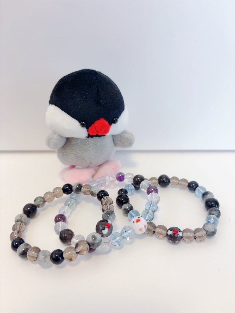 pukubun's tweet photo. 文鳥ブレスレット完成しました📿🐥横画像はビーズ、縦画像は天然石です、よーく見ると…🤭気になる方は試着可能ですので宜しければ見に来て下さい✨

#尾張文鳥博 https://t.co/AMpnN3TeZL