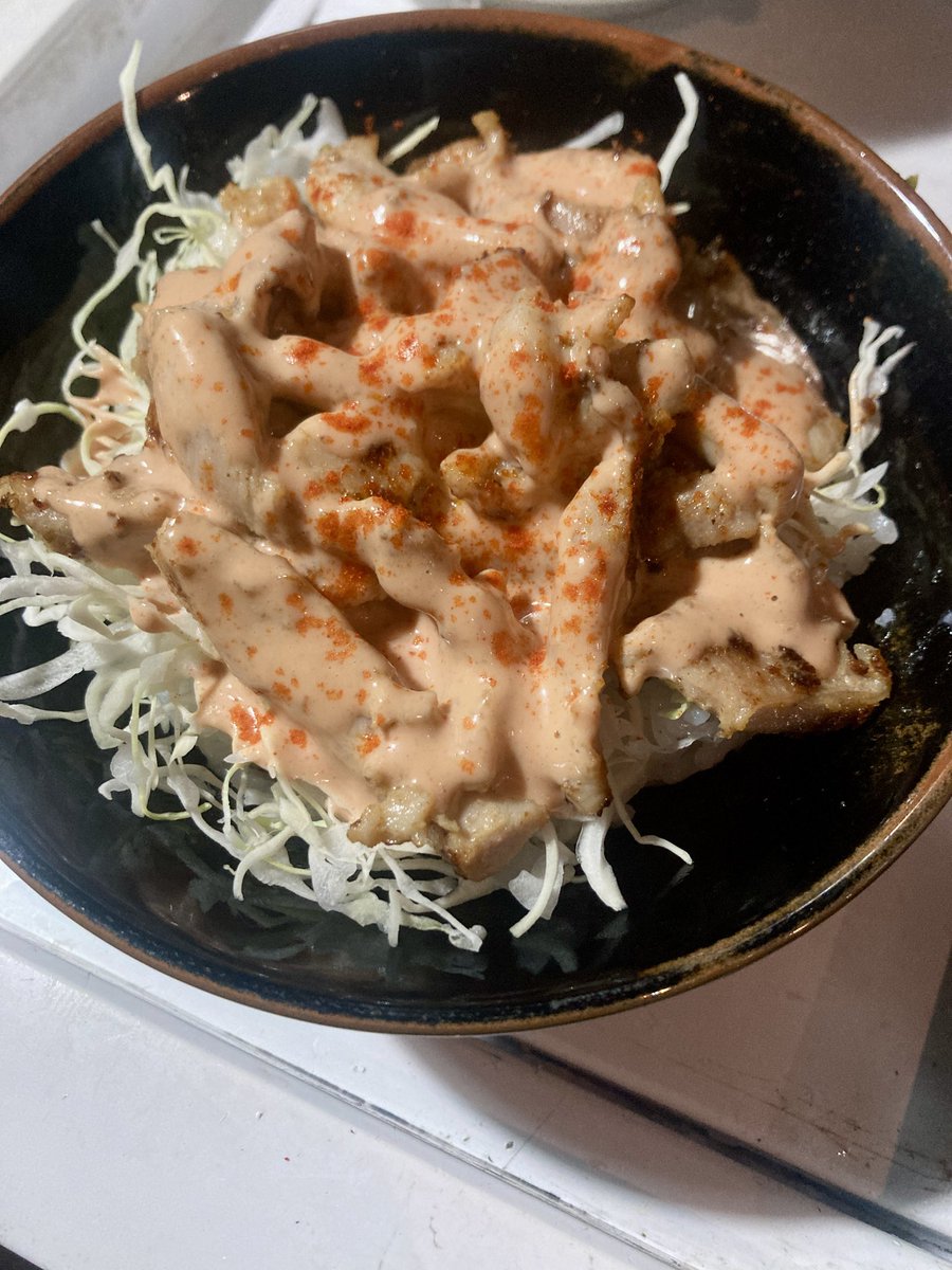 Ka20601_'s tweet photo. 今週末7/18(土)はこちら！
久々にフード出します！！
大変光栄なことに、福店長@fukutaishi1111 から依頼＆リクエストを頂きケバブ丼出します！！
よろしくお願いします🙇
UNDER BAR22周年お祝いしましょう！ https://t.co/bsM4xKKoUA