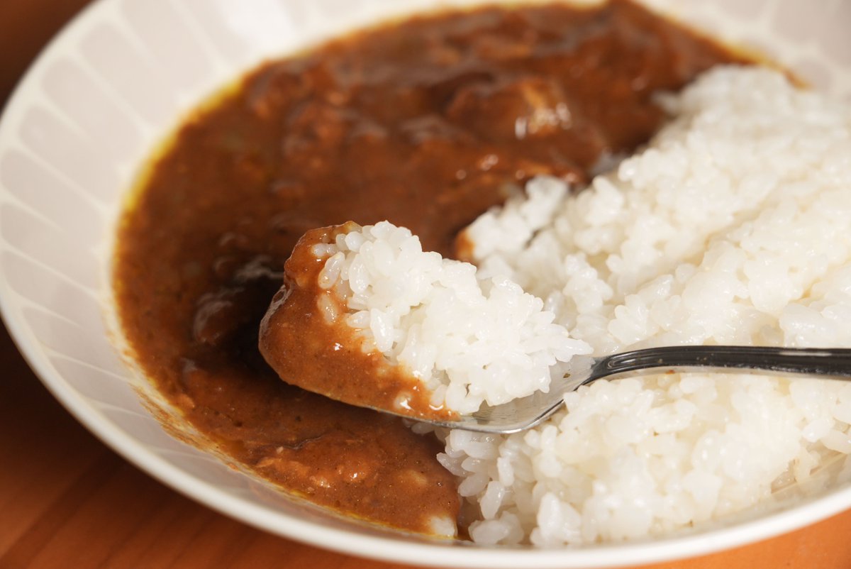 r_sixess's tweet photo. 今週は青森土産「パイカカレー」

パイカは豚バラ軟骨とのこと。ルーは豚バラの脂とコラーゲンでコックリもったりのコク味系
具はたっぷりパイカと牛蒡で、牛蒡のアクセントが小気味よかった

後半は甘み追加して美味しくいただきましたが、脂がちょい重かった…！
#金曜レトルトカレー #金曜カレー https://t.co/QHdJJ8uJVE