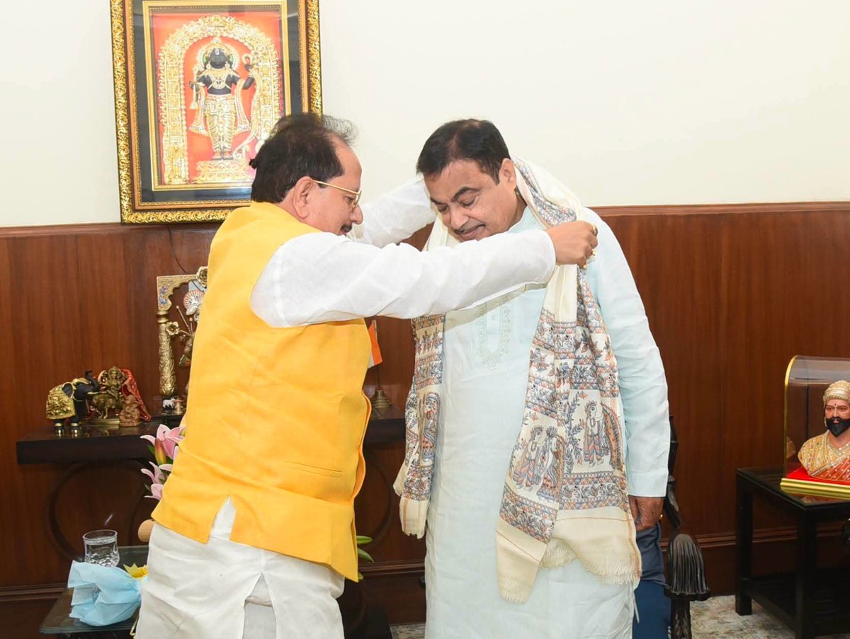 VijayKrSinhaBih's tweet photo. 📍 नई दिल्ली

आज नई दिल्ली में देश के यशस्वी माननीय केंद्रीय सड़क परिवहन एवं राजमार्ग मंत्री श्री @nitin_gadkari जी से आत्मीय शिष्टाचार मुलाकात कर NH-33 के मोकामा–मुंगेर हरितक्षेत्र (Greenfield Alignment) परियोजना से बड़हिया एवं अशोक धाम मंदिर तक स्पर कनेक्टिविटी तथा डुमरी में रेलवे ओवरब्रिज प्रदान किए जाने के संबंध में विस्तार से चर्चा की।

इस दौरान मैंने बड़हिया की घनी आबादी, राष्ट्रीय राजमार्ग-80 पर लगातार लगने वाले जाम, वर्षा ऋतु में जलजमाव की समस्या तथा प्रसिद्ध माँ बाला त्रिपुर सुंदरी मंदिर एवं लाखों श्रद्धालुओं की आस्था के केंद्र अशोक धाम मंदिर तक सुगम आवागमन की आवश्यकता से उन्हें अवगत कराया। साथ ही जनहित, क्षेत्रीय विकास एवं धार्मिक पर्यटन को बढ़ावा देने के दृष्टिकोण से दोनों स्थानों तक स्पर रोड एवं डुमरी में रेलवे ओवरब्रिज के निर्माण का अनुरोध किया।

माननीय मंत्री जी से आग्रह किया कि इस महत्वपूर्ण परियोजना में बड़हिया एवं अशोक धाम मंदिर को जोड़ने वाली स्पर कनेक्टिविटी को स्वीकृति प्रदान कर संबंधित अधिकारियों को आवश्यक निर्देश देने की कृपा करें, जिससे लाखों लोगों, श्रद्धालुओं एवं स्थानीय नागरिकों को आवागमन की बेहतर सुविधा उपलब्ध हो सके और क्षेत्र के आर्थिक एवं पर्यटन विकास को नई गति मिले।

माननीय श्री नितिन गडकरी जी ने विषय को गंभीरता से सुना तथा सकारात्मक आश्वासन दिया। इसके लिए मैं उनका हृदय से आभार व्यक्त करता हूँ।

जनहित और क्षेत्र के समग्र विकास के लिए मेरा प्रयास निरंतर जारी रहेगा।