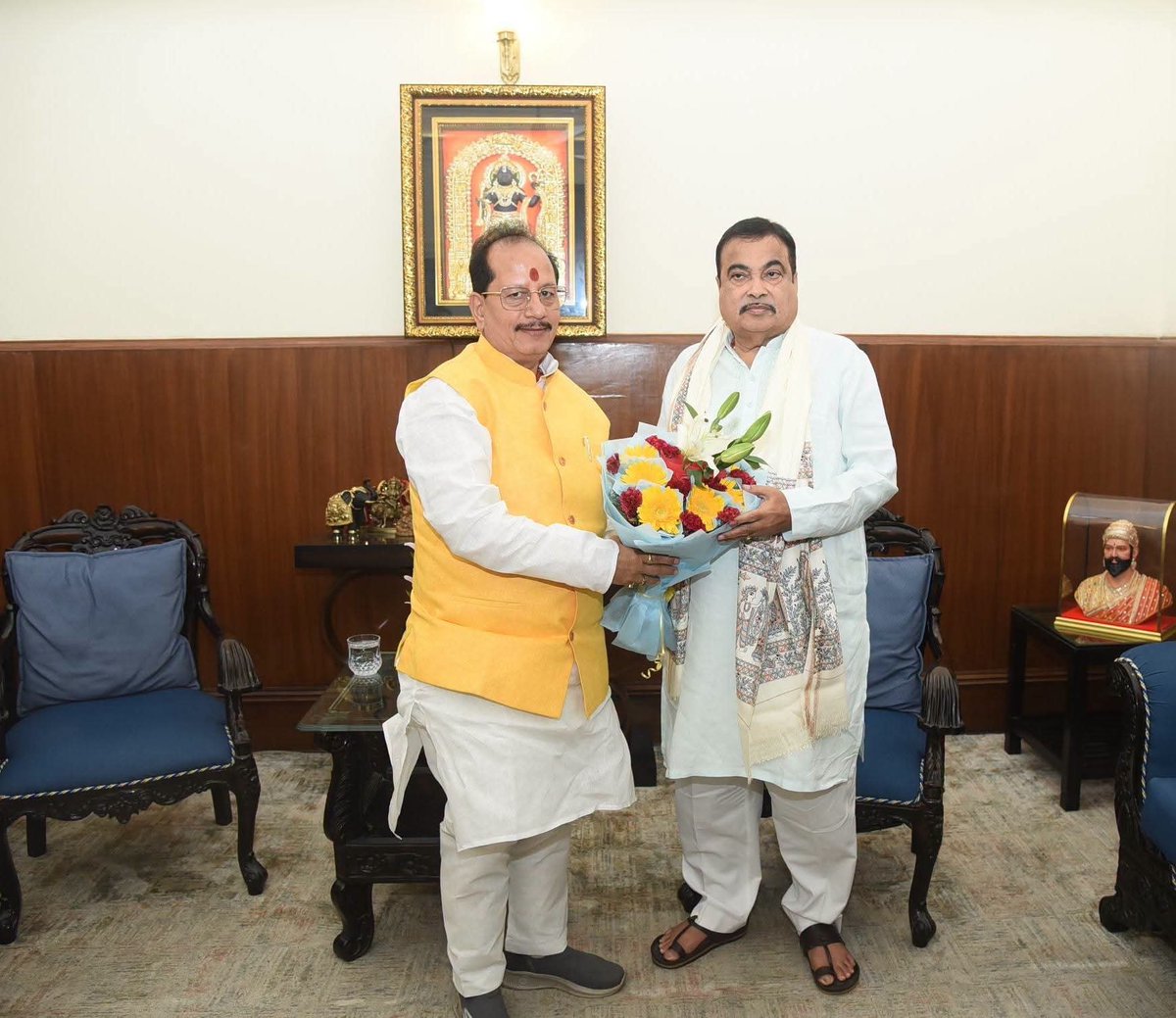 VijayKrSinhaBih's tweet photo. 📍 नई दिल्ली

आज नई दिल्ली में देश के यशस्वी माननीय केंद्रीय सड़क परिवहन एवं राजमार्ग मंत्री श्री @nitin_gadkari जी से आत्मीय शिष्टाचार मुलाकात कर NH-33 के मोकामा–मुंगेर हरितक्षेत्र (Greenfield Alignment) परियोजना से बड़हिया एवं अशोक धाम मंदिर तक स्पर कनेक्टिविटी तथा डुमरी में रेलवे ओवरब्रिज प्रदान किए जाने के संबंध में विस्तार से चर्चा की।

इस दौरान मैंने बड़हिया की घनी आबादी, राष्ट्रीय राजमार्ग-80 पर लगातार लगने वाले जाम, वर्षा ऋतु में जलजमाव की समस्या तथा प्रसिद्ध माँ बाला त्रिपुर सुंदरी मंदिर एवं लाखों श्रद्धालुओं की आस्था के केंद्र अशोक धाम मंदिर तक सुगम आवागमन की आवश्यकता से उन्हें अवगत कराया। साथ ही जनहित, क्षेत्रीय विकास एवं धार्मिक पर्यटन को बढ़ावा देने के दृष्टिकोण से दोनों स्थानों तक स्पर रोड एवं डुमरी में रेलवे ओवरब्रिज के निर्माण का अनुरोध किया।

माननीय मंत्री जी से आग्रह किया कि इस महत्वपूर्ण परियोजना में बड़हिया एवं अशोक धाम मंदिर को जोड़ने वाली स्पर कनेक्टिविटी को स्वीकृति प्रदान कर संबंधित अधिकारियों को आवश्यक निर्देश देने की कृपा करें, जिससे लाखों लोगों, श्रद्धालुओं एवं स्थानीय नागरिकों को आवागमन की बेहतर सुविधा उपलब्ध हो सके और क्षेत्र के आर्थिक एवं पर्यटन विकास को नई गति मिले।

माननीय श्री नितिन गडकरी जी ने विषय को गंभीरता से सुना तथा सकारात्मक आश्वासन दिया। इसके लिए मैं उनका हृदय से आभार व्यक्त करता हूँ।

जनहित और क्षेत्र के समग्र विकास के लिए मेरा प्रयास निरंतर जारी रहेगा।