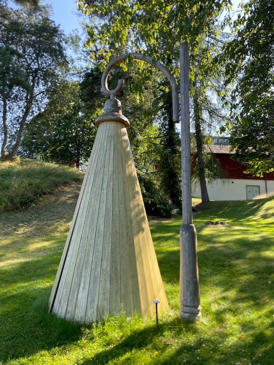 NiklasKrantz5's tweet photo. Fantastisk gatubelysning vid Dalslands konstmuseum. Allt är av trä. Skenet från gatlyktan är gulmålade träplank. https://t.co/8sgqMq7Jpy