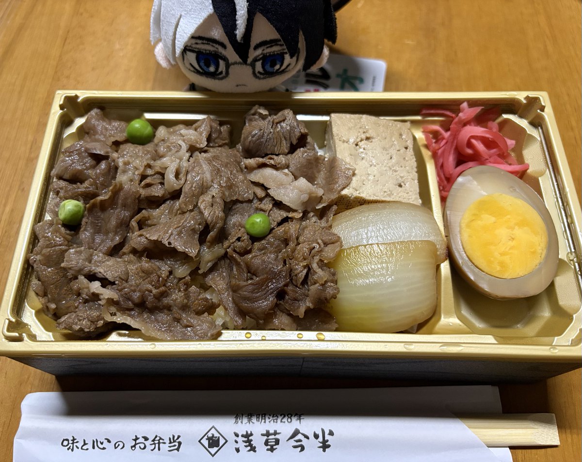 kototsuka's tweet photo. 十三おじさん、浅草今半のお弁当だよ。おじさんもコラボ出来るよう頑張ってね。赤司様はしたよ。

というわけで労働で霞む目を酷使してキルアオぷちマスコット得てきました！出てないもんだから危うくスルーして帰るところでしたあぶねえ。村民さんが台の前に居たので事なきを得た。ありがとうプロ… https://t.co/ucSX1zxMr7