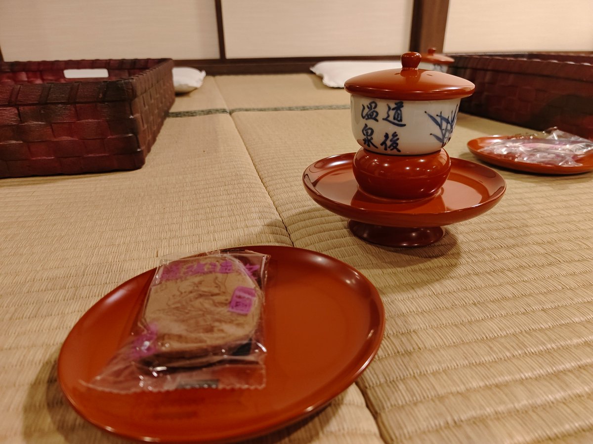 Photo by 大熊杜夫/𝑫𝑨𝑽𝑰𝑫𝑶𝑭𝑭━辺境レポーター 飯で贅沢をすることはあるけど、温泉で贅沢するってのも中々一興。というのも今まで来るたびに改修工事してた道後温泉本館が完全復活していたので、この機会にと少し奮発して2階も楽しめるプランに。お座敷でのお菓子とお茶のサービスも有難い。夏の暑さに負けない、見た目から入る冷涼感。 https://t.co/kJ0pvRL6nO