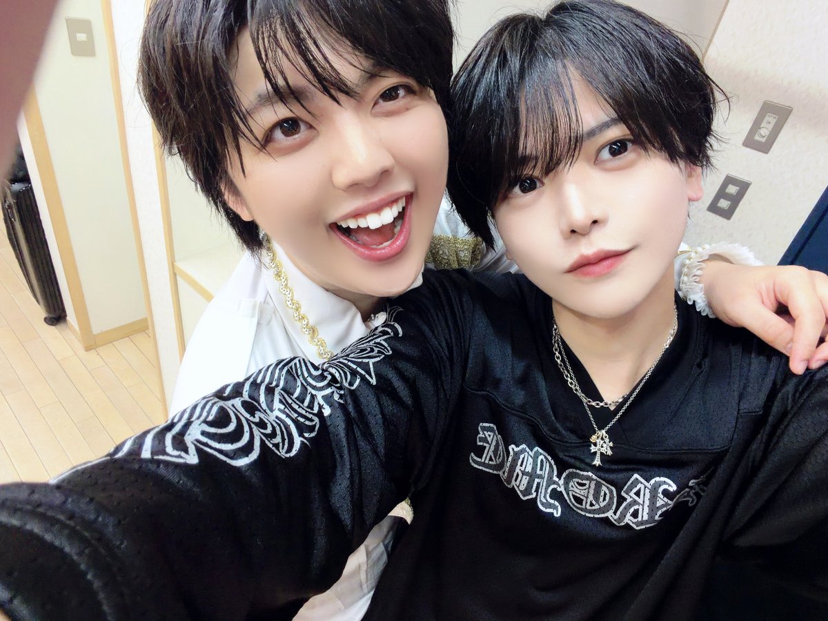 etsuyasabu's tweet photo. なぎくん生誕祭！呼んでもらえてとっても嬉しかったしまた一緒にステージ立てて幸せでした！！
会いに来てくれたみんなもありがとう！！改めて誕生日おめでとうございます🎊めちゃめちゃかっこよかった！！！！！ https://t.co/eg7WEkzQJq