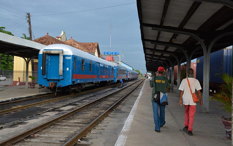 omare1960's tweet photo. #SanctiSpiritusEnMarcha Reaniman tren espirituano.  ras concluir su reparación en el Taller Ferroviario de Caibarién, el  tren Sancti Spí­ritus-La Habana está listo para iniciar su travesí­a  cuando se decida. https://t.co/831GCDIQhZ