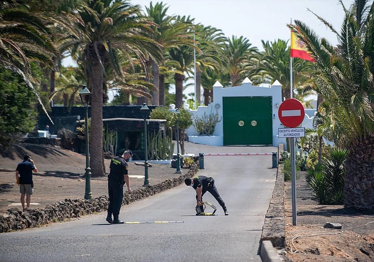 veintimillapie's tweet photo. Sánchez se lleva hasta siete «asistentes de personal de servicio» a sus vacaciones en La Mareta
Como un Rey en su palacete https://t.co/pw3QDMz9l6