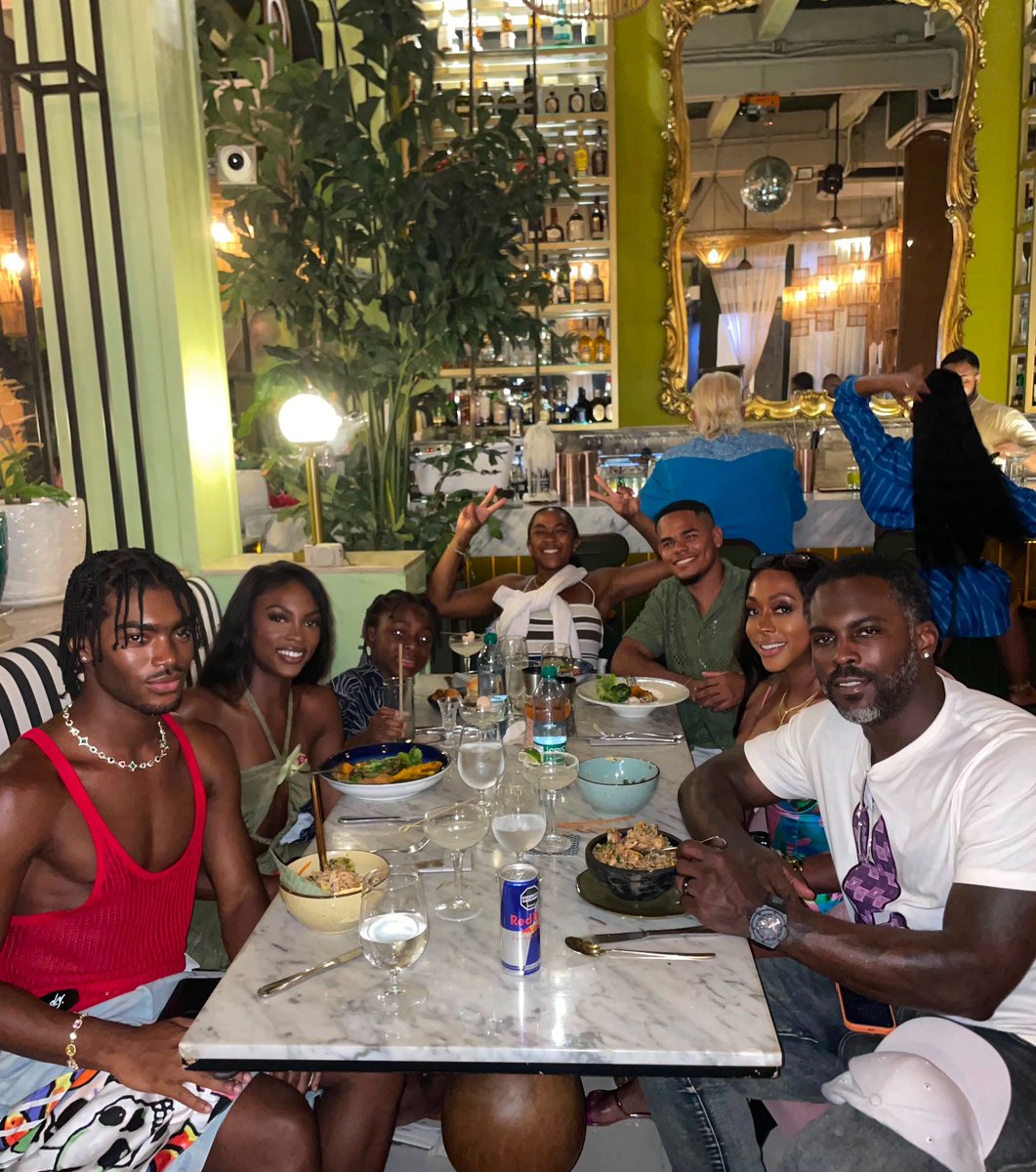 wavecheckers's tweet photo. Michael Vick &amp; the family on vacation in Colombia 🇨🇴 https://t.co/Ufn3oaYQnf