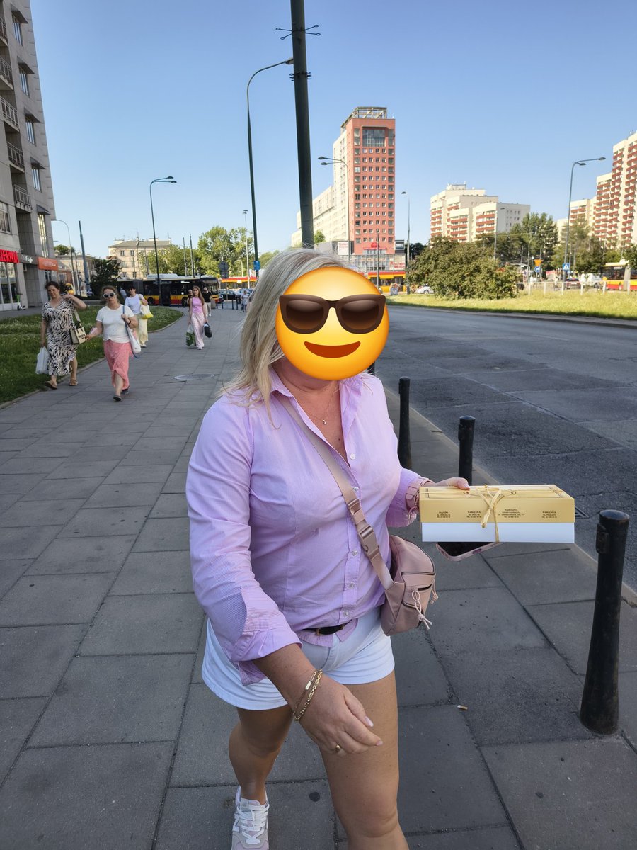 mordownik4u's tweet photo. Nowy poziom bezczelności na ulicach Warszawy?

Kobieta podjeżdża pod cukiernię, parkuje na przystanku autobusowym z kogutem policyjnym za szybą. Po wyjściu z zakupami staje na tym samym przystanku i oświadcza: „To pojazd państwowy, a moja córka jest ze służb”. Czy służby naprawdę tak się zachowują – blokując przystanek komunikacyjny dla prywatnych spraw? Czy to dopuszczalne nadużywanie sygnałów i oznaczeń pojazdów uprzywilejowanych? Sprawa wygląda na klasyczne wykorzystywanie przywilejów. Czekamy na stanowisko @Policja_KSP – czy takie zachowanie jest akceptowalne, czy też powinno zostać wyjaśnione?